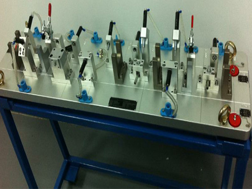 CCB主管铆压前、后综合检具